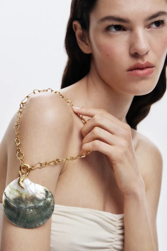 Gold-Plated Mother-Of-Pearl Shell Pendant Zalio Gold-Plated Mother-Of-Pearl Shell Pendant Zalio