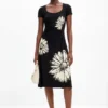 Short-Sleeved Midi Dress with Neckline and Daisies. Short-Sleeved Midi Dress with Neckline and Daisies.