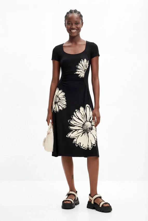 Short-Sleeved Midi Dress with Neckline and Daisies. Short-Sleeved Midi Dress with Neckline and Daisies.