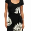 Short-Sleeved Midi Dress with Neckline and Daisies. Short-Sleeved Midi Dress with Neckline and Daisies.