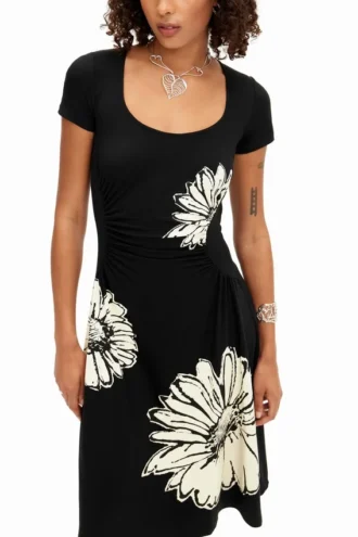 Short-Sleeved Midi Dress with Neckline and Daisies.