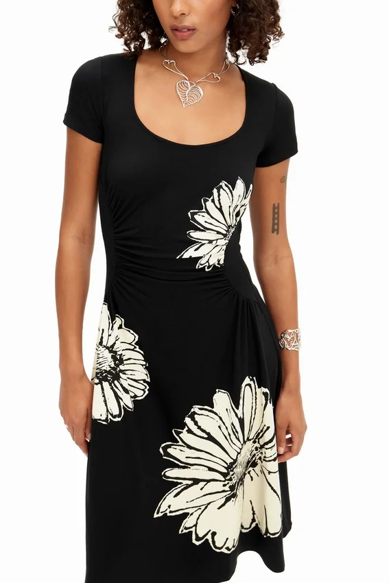 Short-Sleeved Midi Dress with Neckline and Daisies. Short-Sleeved Midi Dress with Neckline and Daisies.