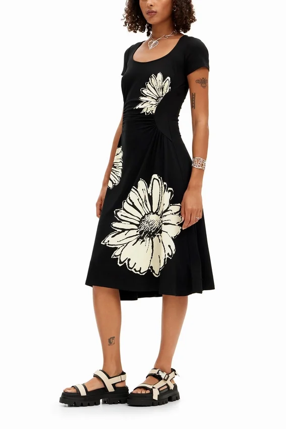 Short-Sleeved Midi Dress with Neckline and Daisies. Short-Sleeved Midi Dress with Neckline and Daisies.