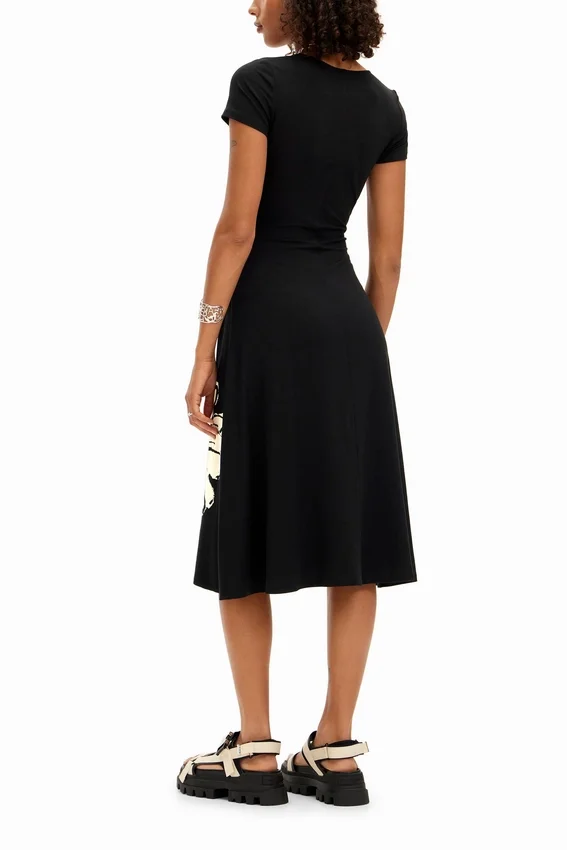 Short-Sleeved Midi Dress with Neckline and Daisies. Short-Sleeved Midi Dress with Neckline and Daisies.