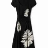 Short-Sleeved Midi Dress with Neckline and Daisies. Short-Sleeved Midi Dress with Neckline and Daisies.