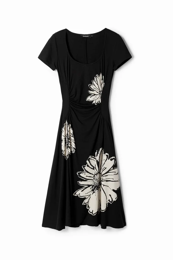 Short-Sleeved Midi Dress with Neckline and Daisies. Short-Sleeved Midi Dress with Neckline and Daisies.