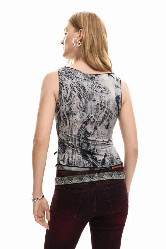 T-Shirt Photo Tied T-Shirt Photo Tied